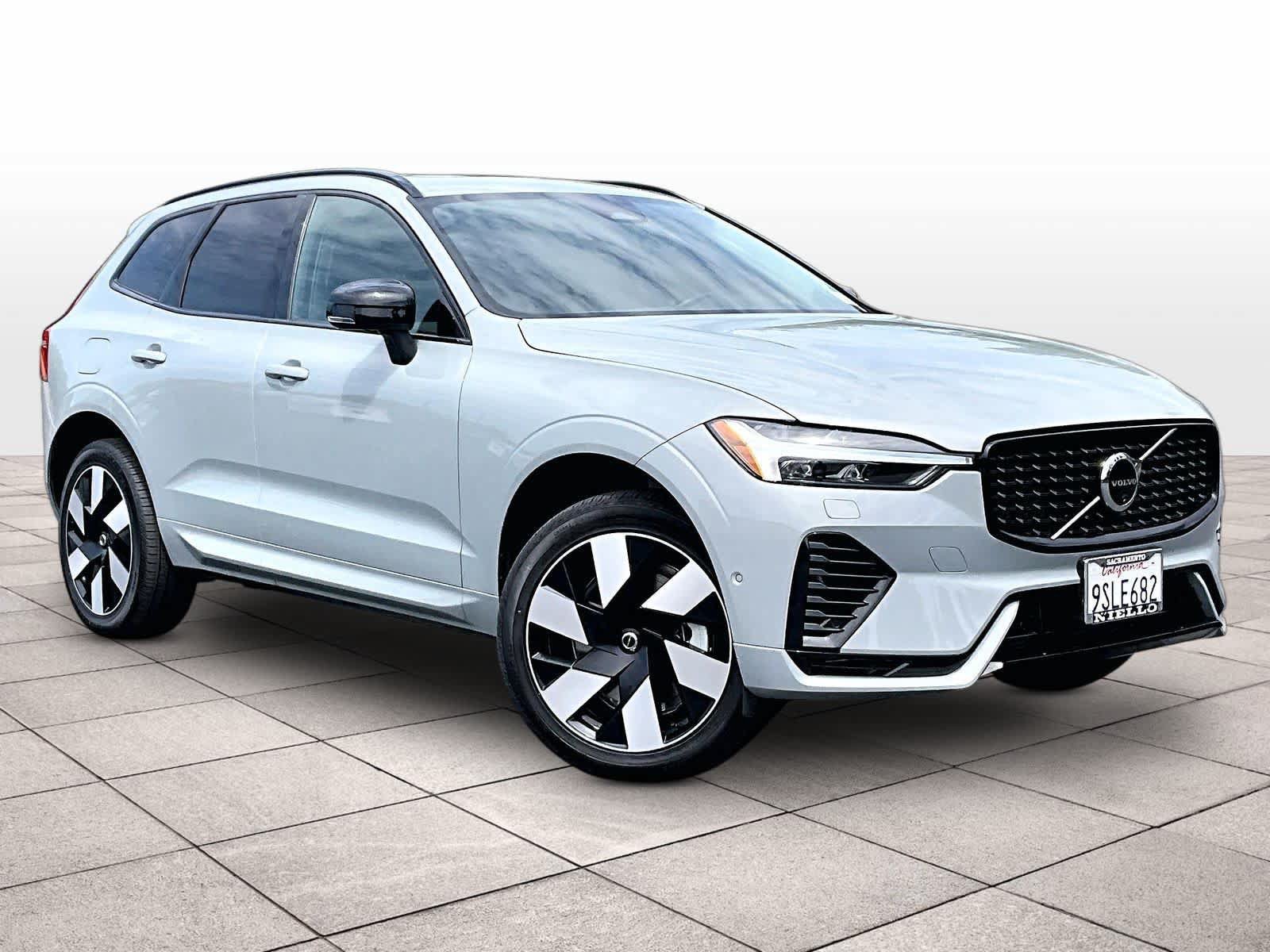Used 2025 Volvo XC60 T8 Plus AWD/4WD image 2