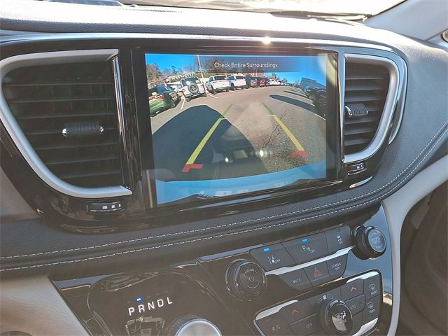 Used 2024 Chrysler Pacifica Select image 15