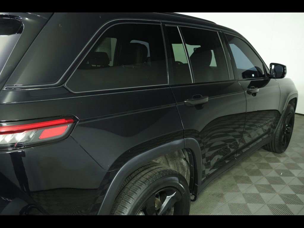 Used 2023 Jeep Grand Cherokee Altitude AWD/4WD image 16