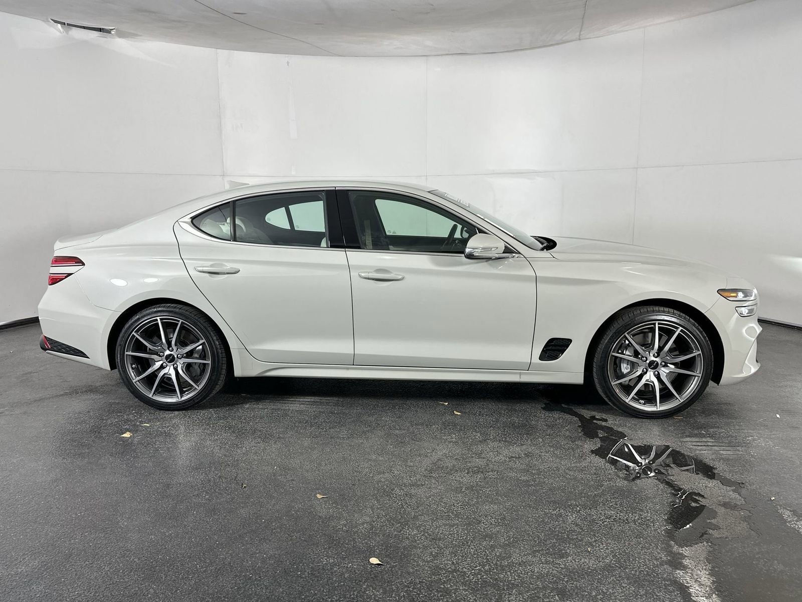 Used 2026 Genesis G70 2.5T image 9