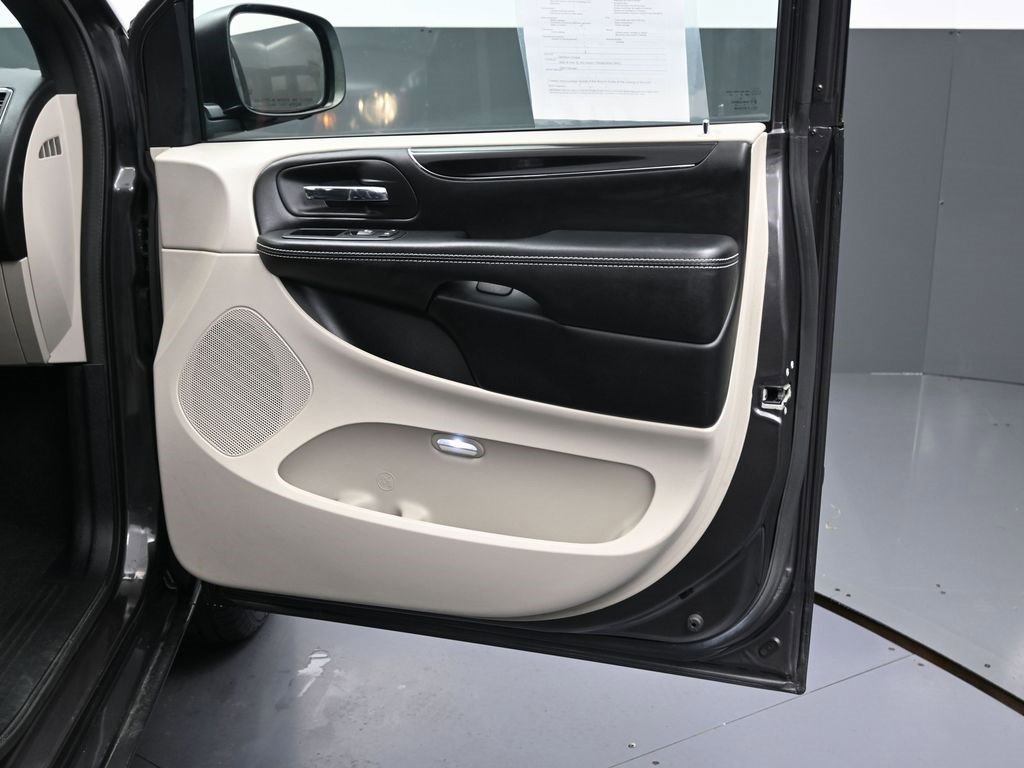 Used 2017 Dodge Grand Caravan SE image 33