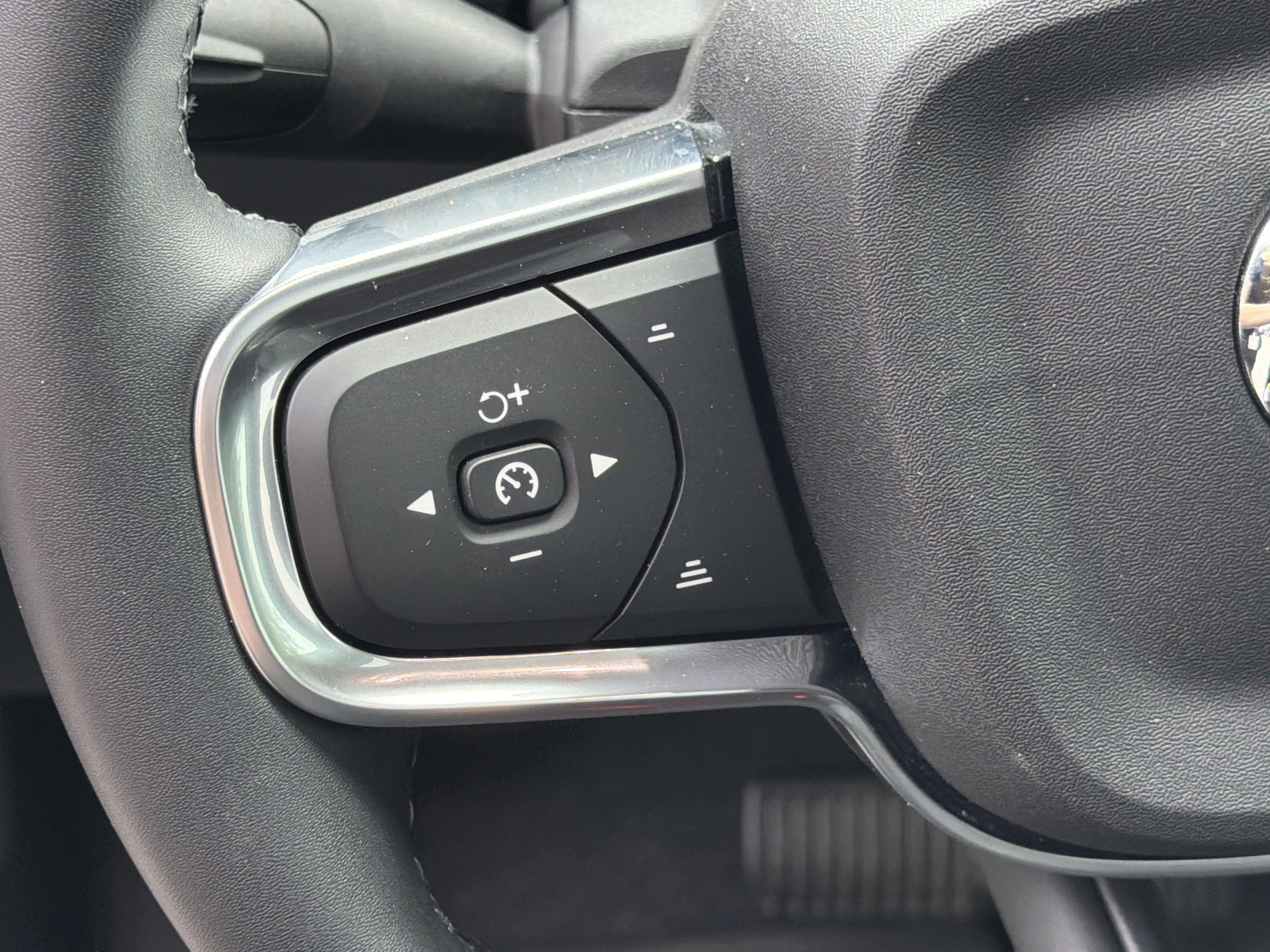 Certified 2025 Volvo XC40 B5 Core w/ Protection Package Premier image 19