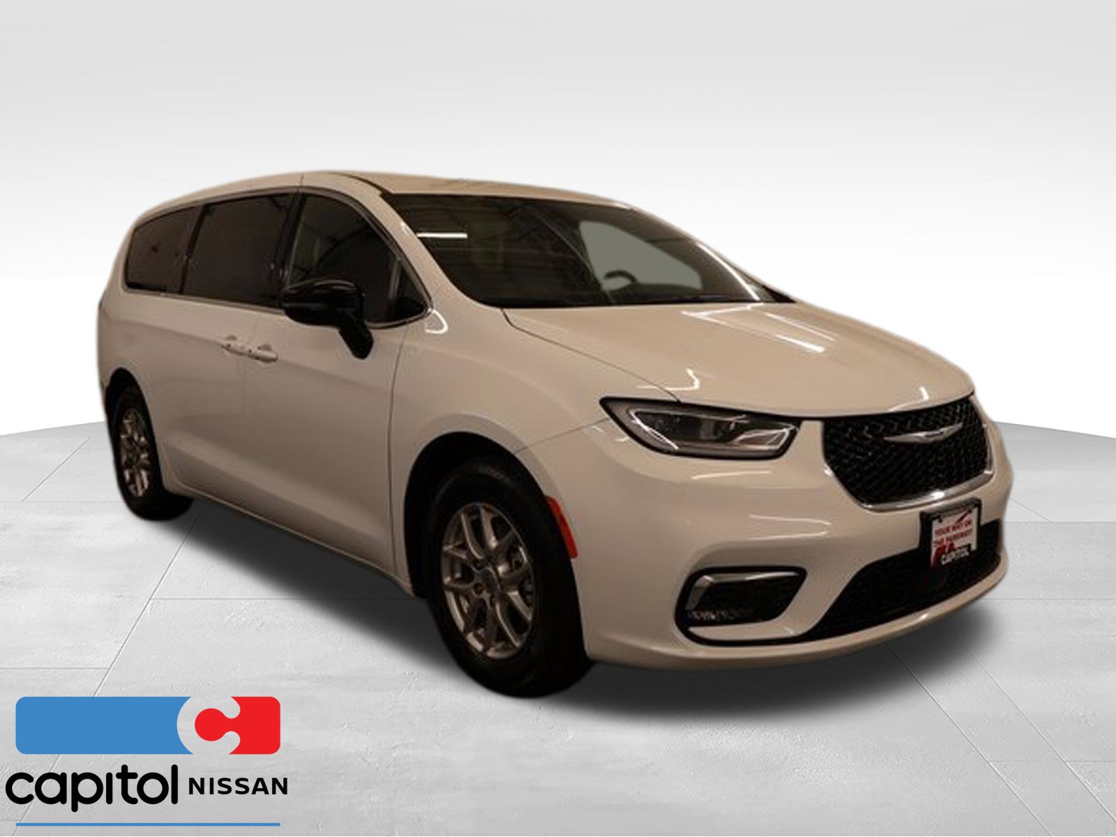 Used 2025 Chrysler Pacifica Select