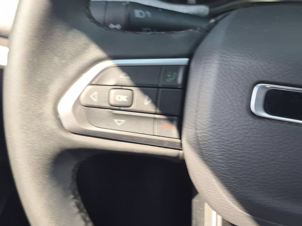 Used 2025 Jeep Compass Latitude w/ Sun & Sound Group AWD/4WD image 21