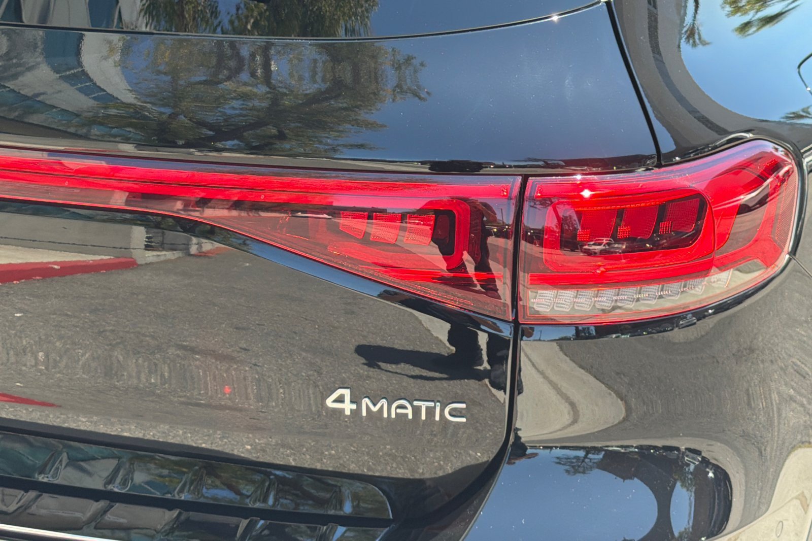 Used 2023 Mercedes-Benz EQB 300 4MATIC image 27