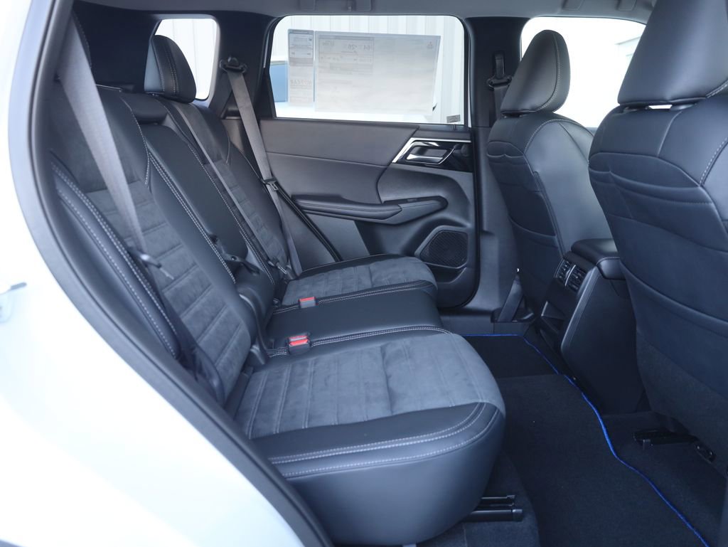 New 2025 Mitsubishi Outlander SE image 16