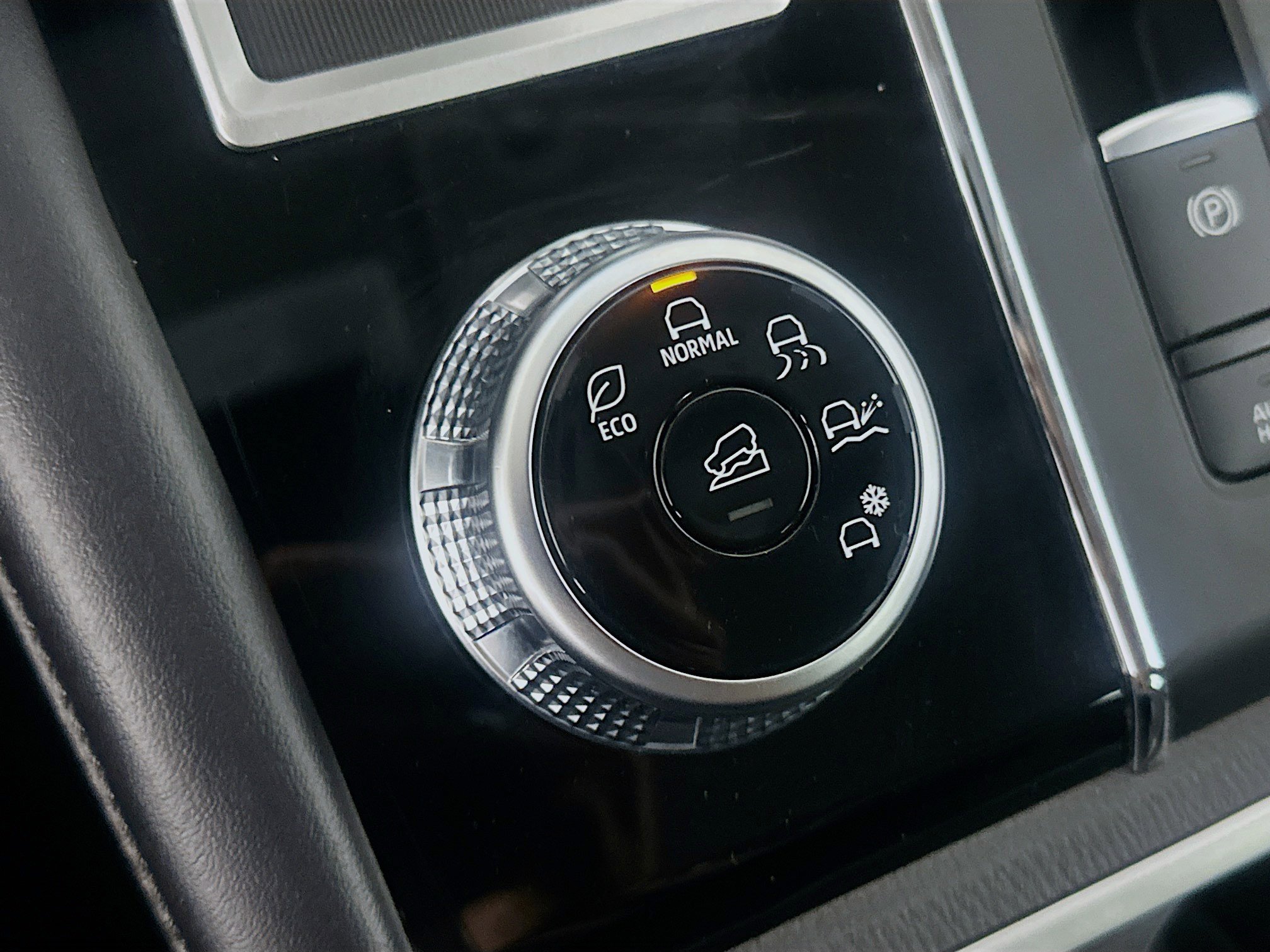 Used 2024 Mitsubishi Outlander SE image 25