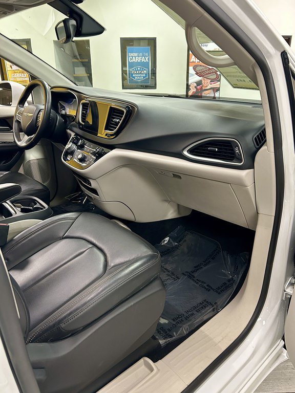 Used 2017 Chrysler Pacifica Touring-L w/ Tire & Wheel Group image 12