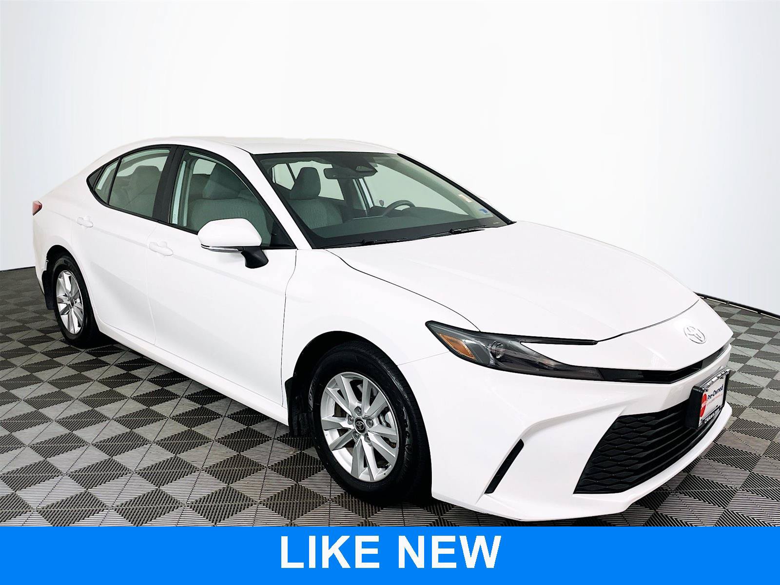 Used 2025 Toyota Camry LE w/ Convenience Package FWD image 1
