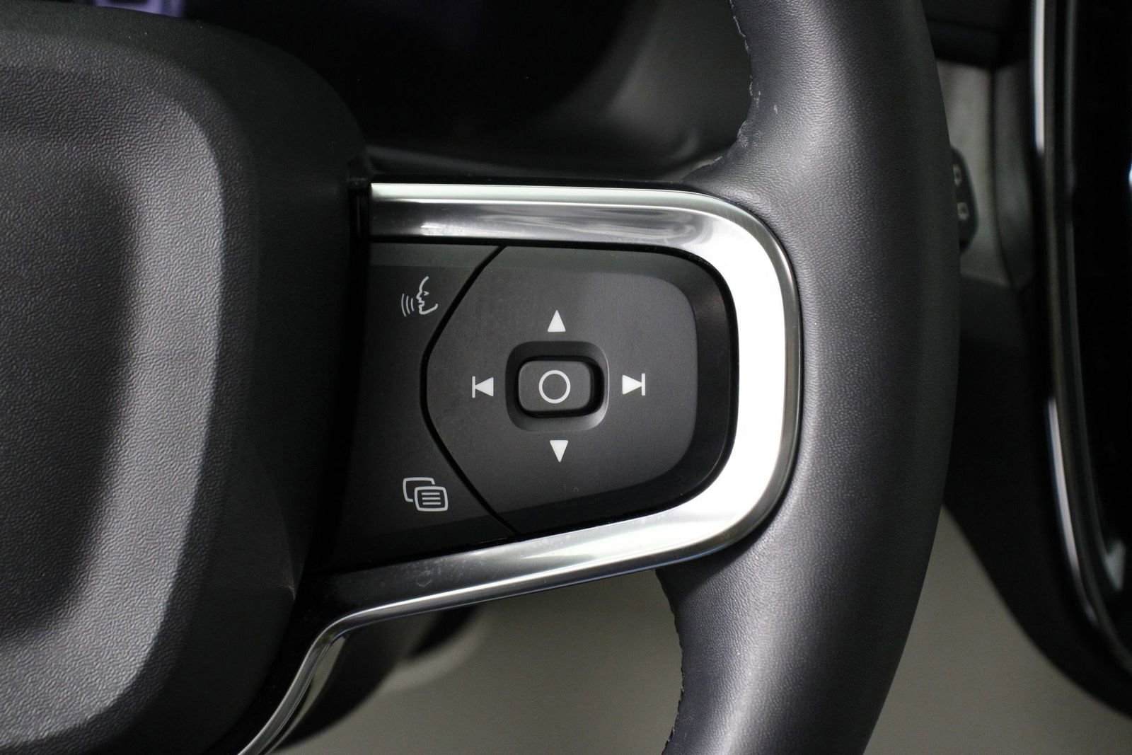 Certified 2023 Volvo XC40 B5 Ultimate w/ Protection Package Premier AWD/4WD image 11