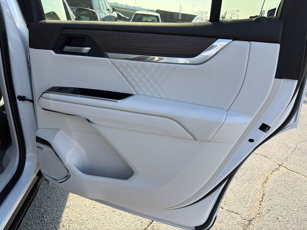 Used 2024 GMC Acadia Denali image 16