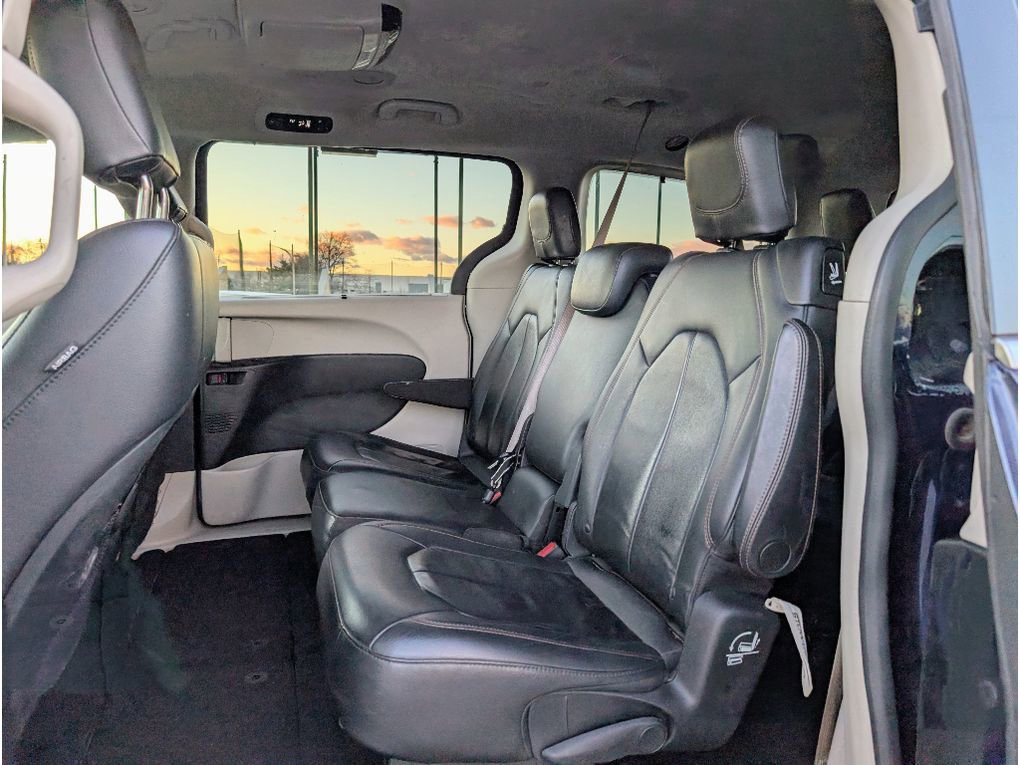 Used 2017 Chrysler Pacifica Touring-L image 17