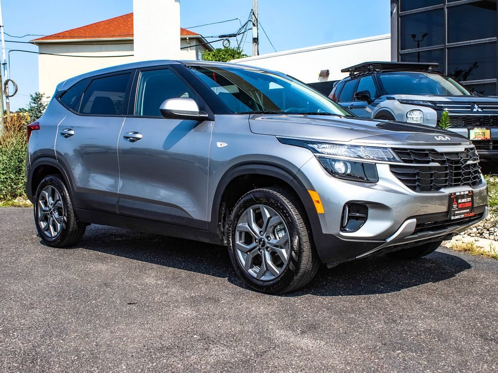 Used 2025 Kia Seltos LX AWD/4WD image 3