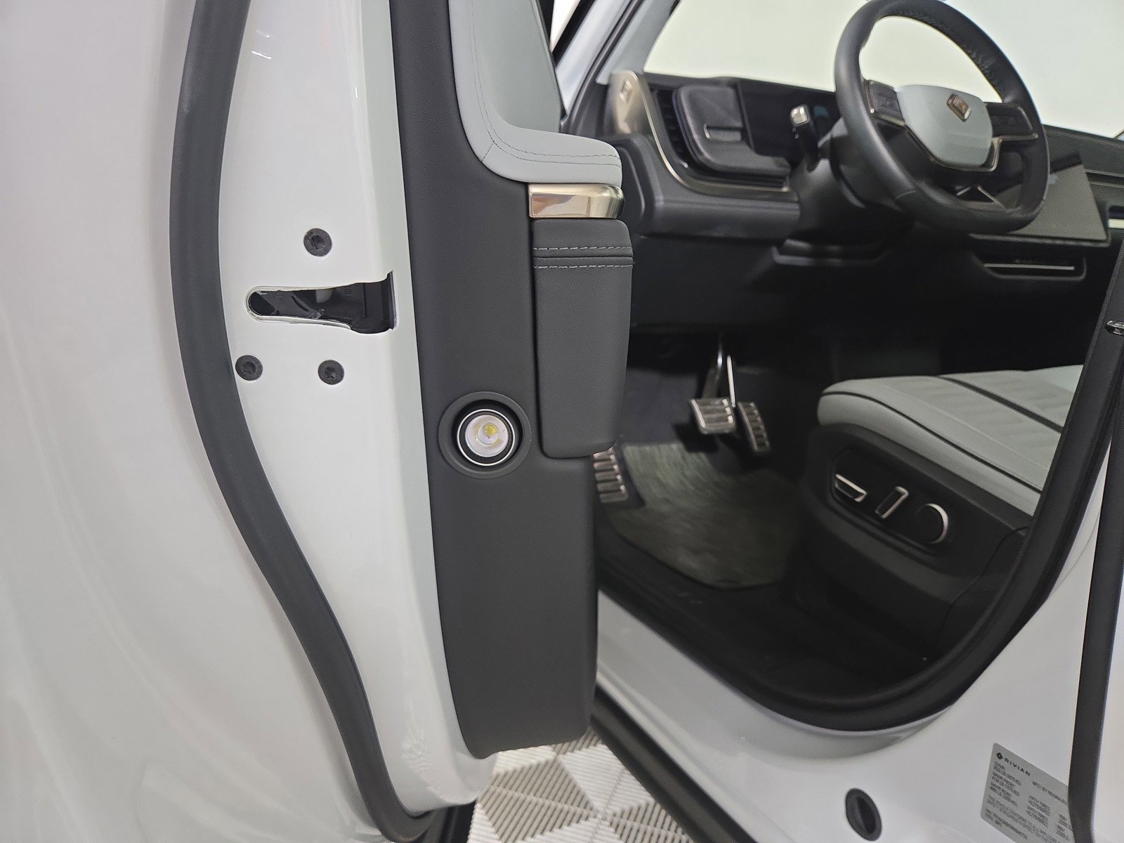 Used 2024 Rivian R1S Adventure AWD/4WD image 32