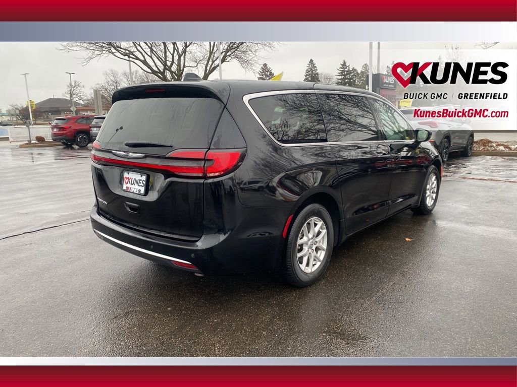 Used 2024 Chrysler Pacifica Touring-L image 4