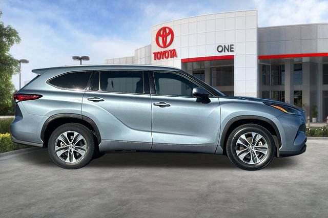 Certified 2021 Toyota Highlander XLE image 3