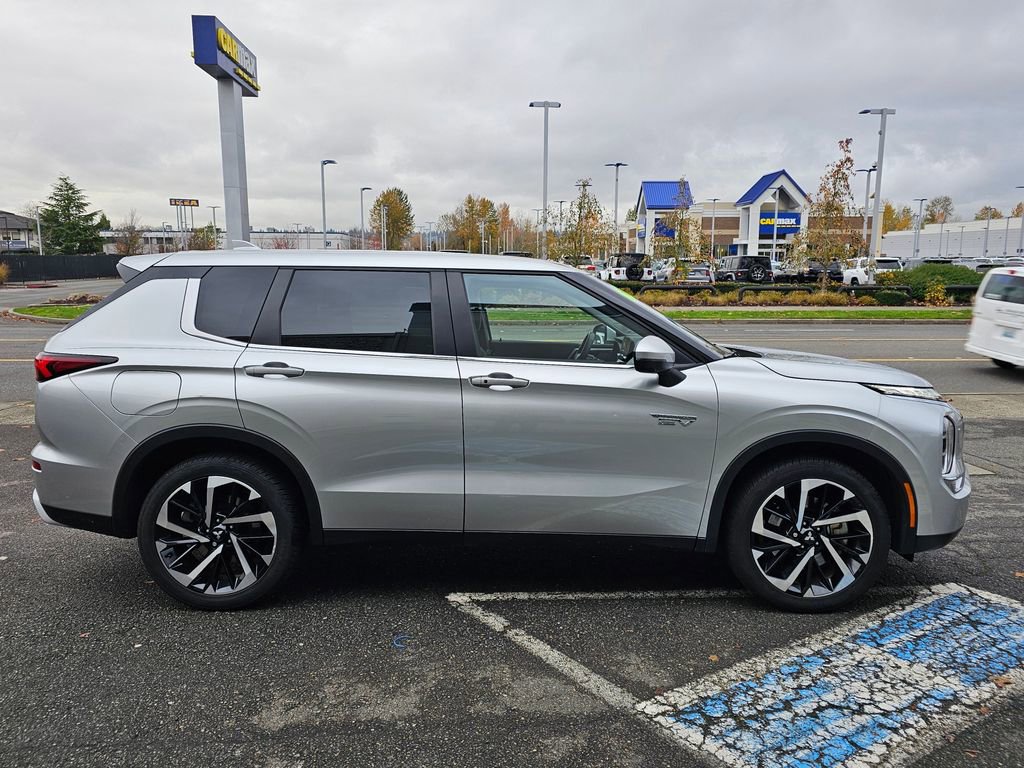 Used 2023 Mitsubishi Outlander SE image 4