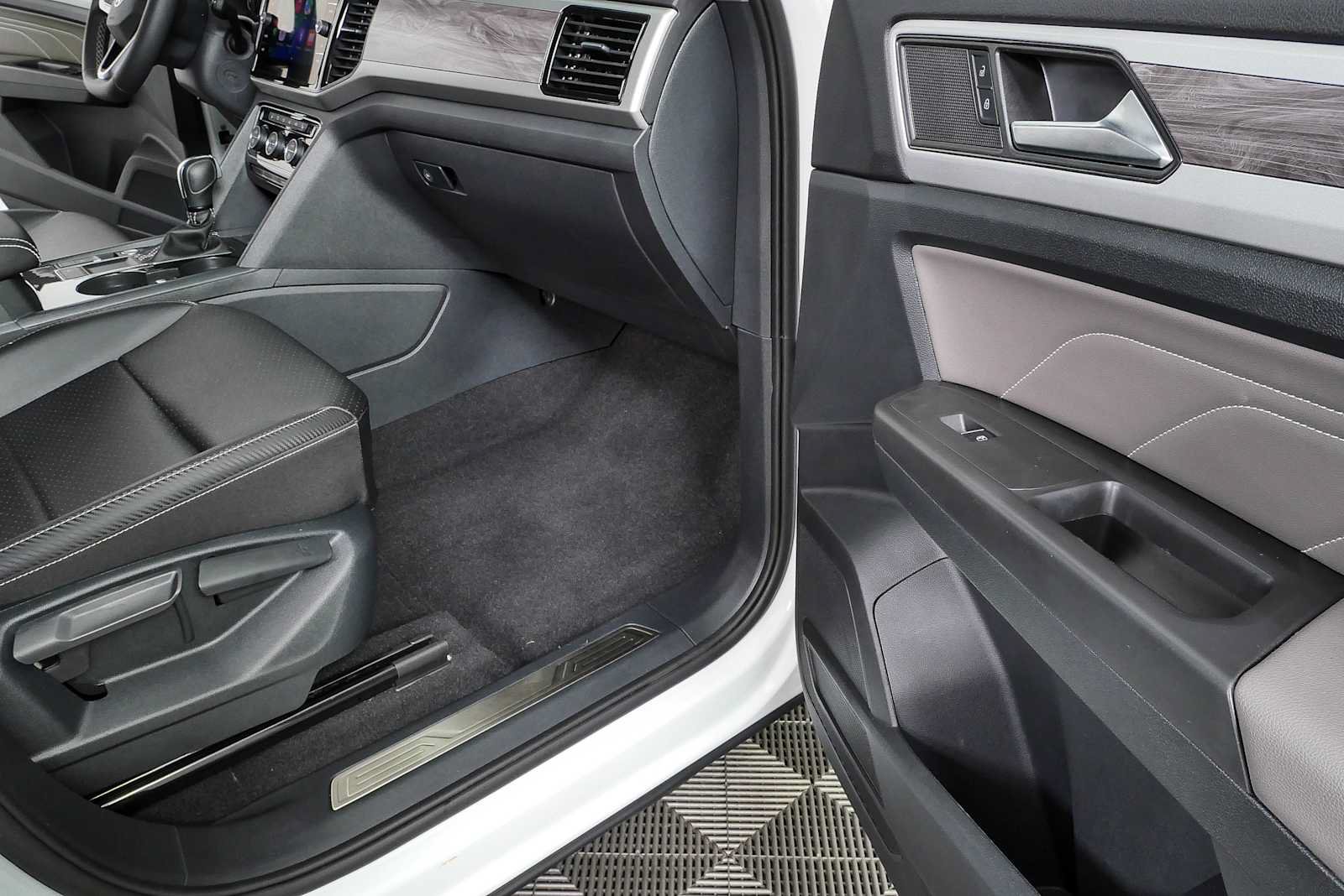 Certified 2023 Volkswagen Atlas Cross Sport SE FWD image 22