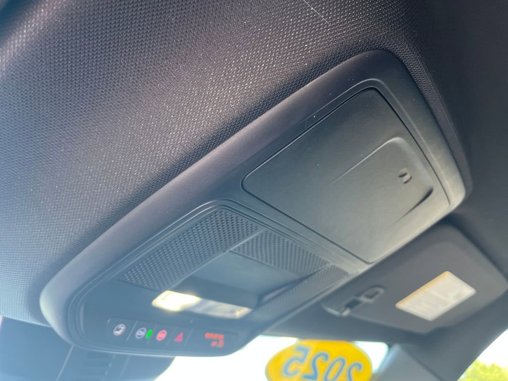 Used 2025 GMC Acadia Elevation image 17