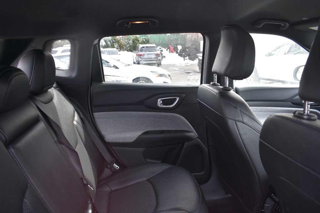 Used 2025 Jeep Compass Latitude image 23