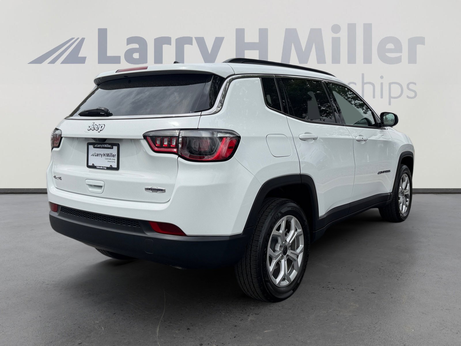 Used 2025 Jeep Compass Latitude AWD/4WD image 5