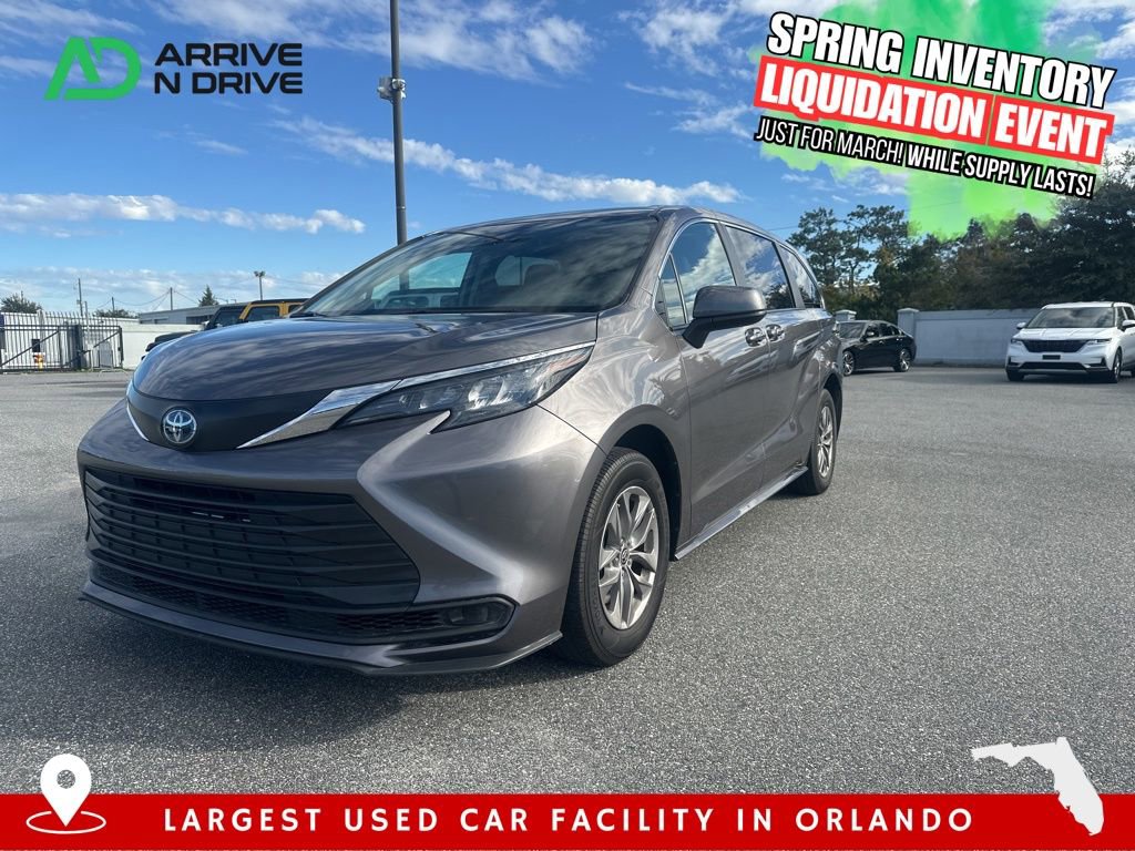 Used 2024 Toyota Sienna LE image 1
