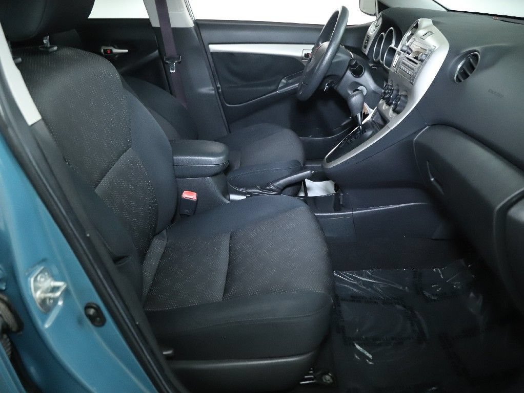 Used 2009 Pontiac Vibe w/ Preferred Package FWD image 28
