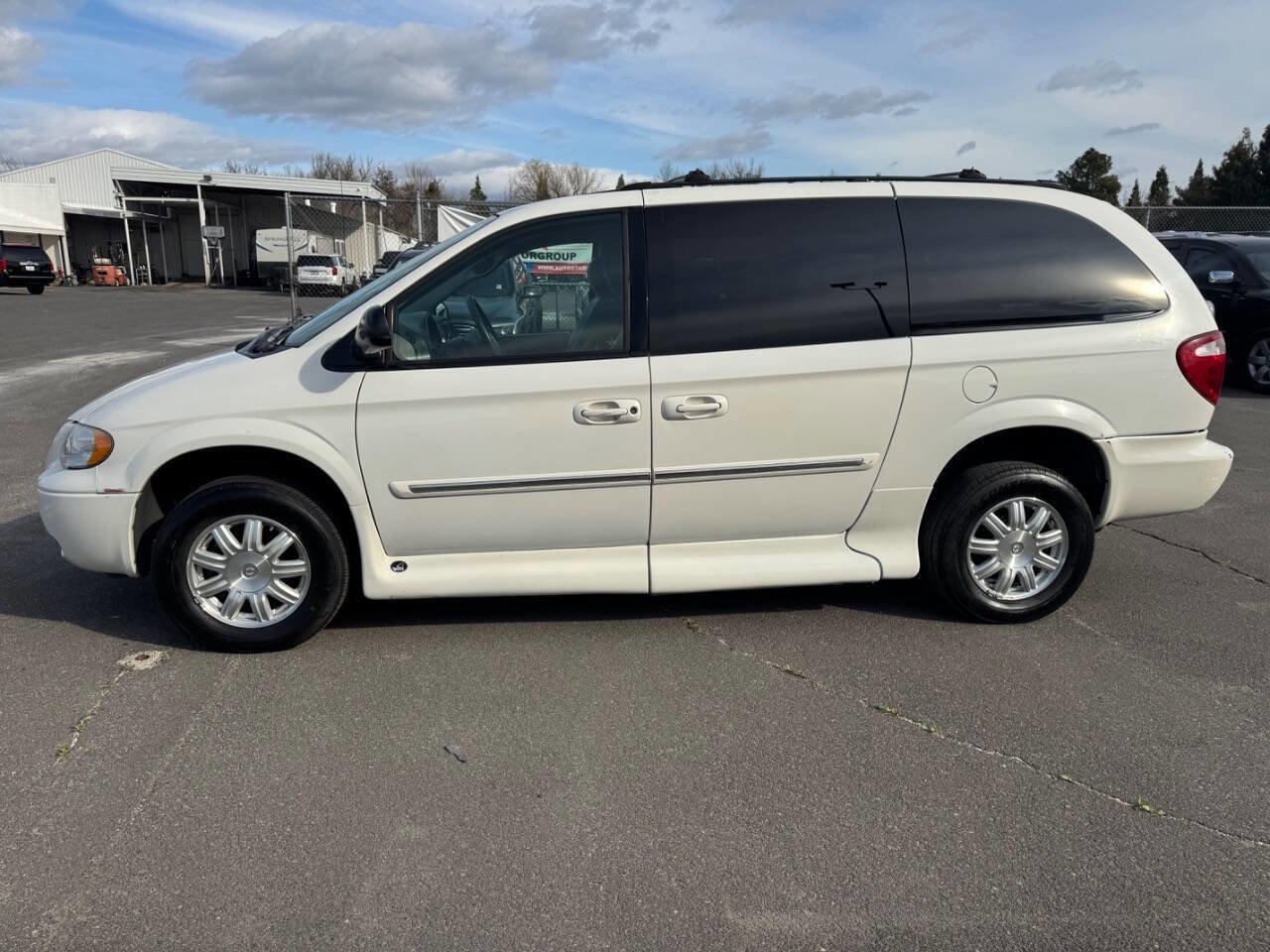 Used 2005 Chrysler Town & Country Touring w/ Leather Interior Group image 13