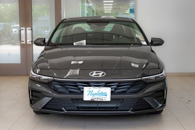 Certified 2025 Hyundai Elantra SE FWD image 4