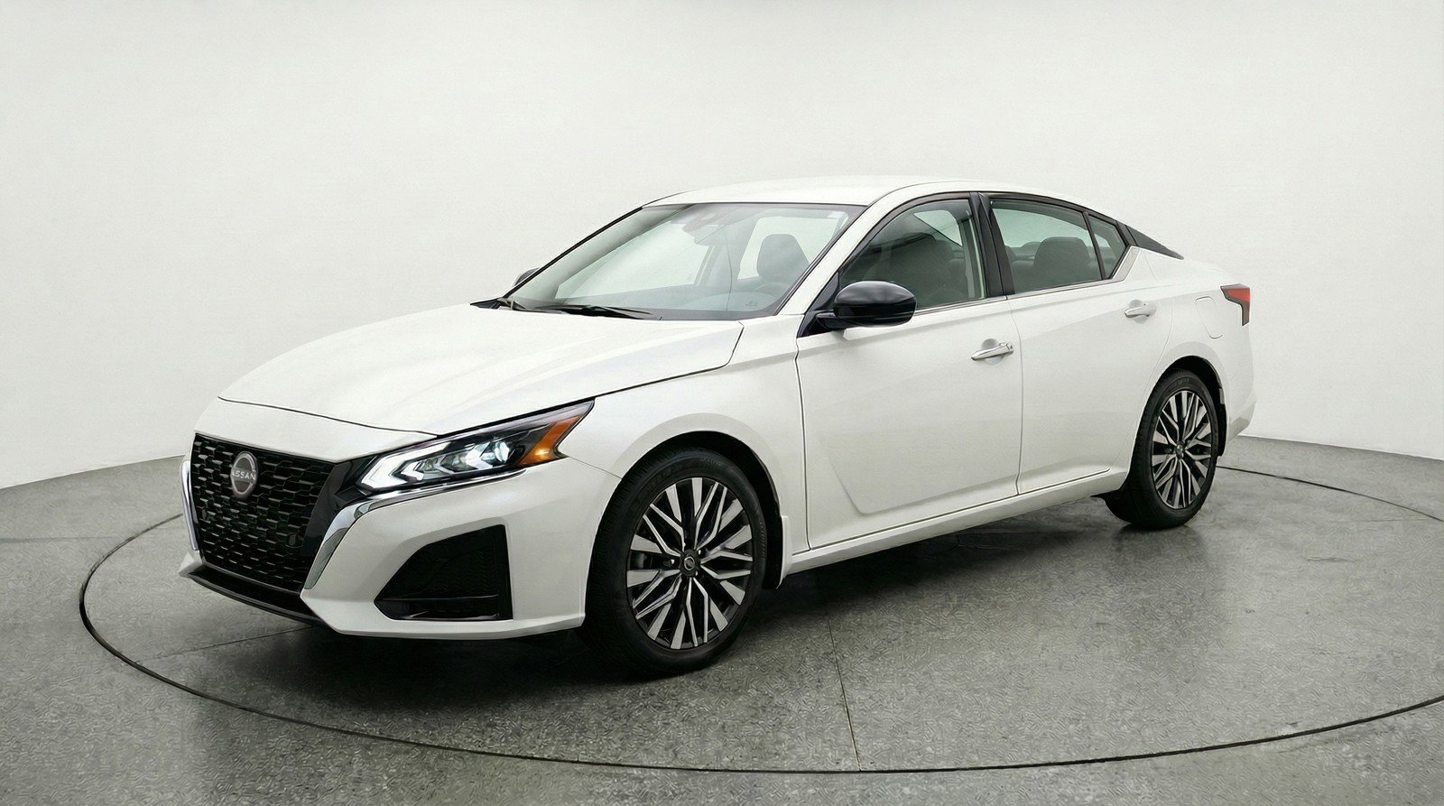Used 2025 Nissan Altima 2.5 SV FWD image 3