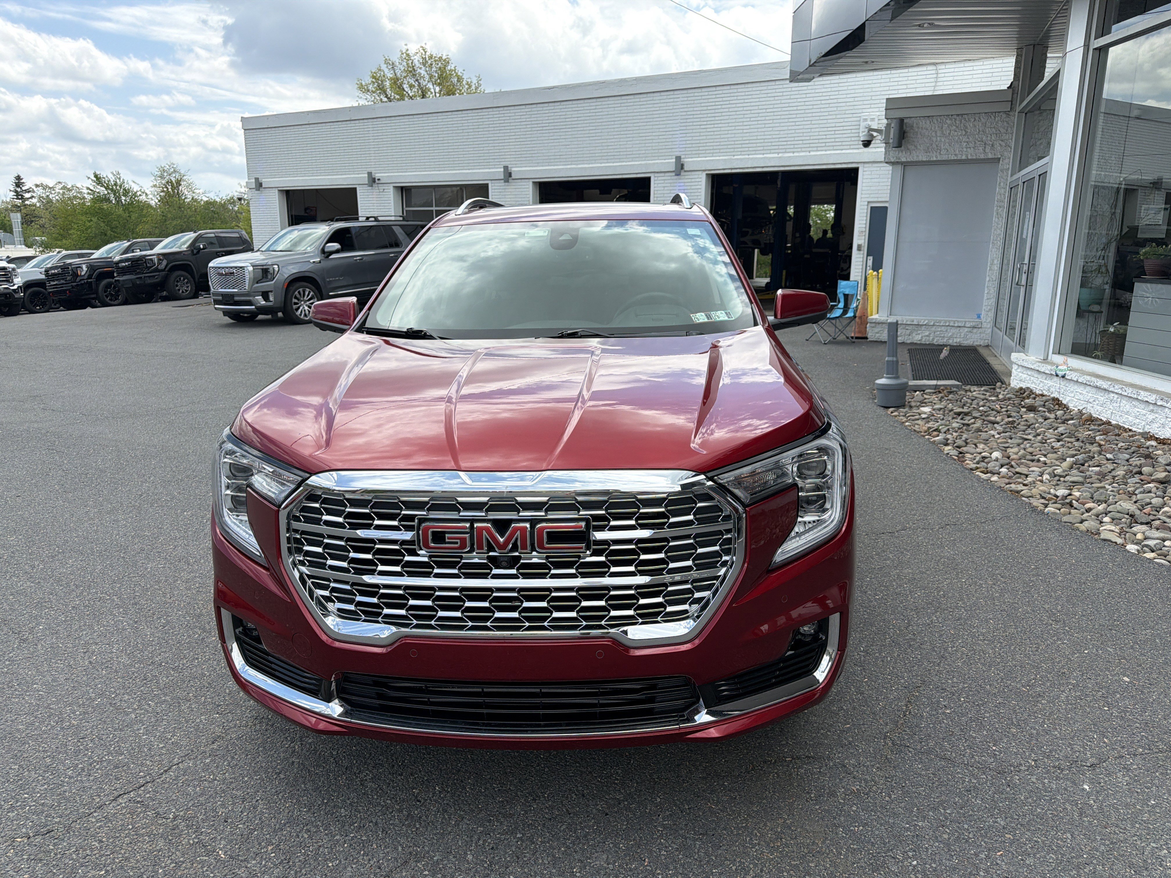 Used 2023 GMC Terrain Denali w/ Denali Premium Package AWD/4WD image 7