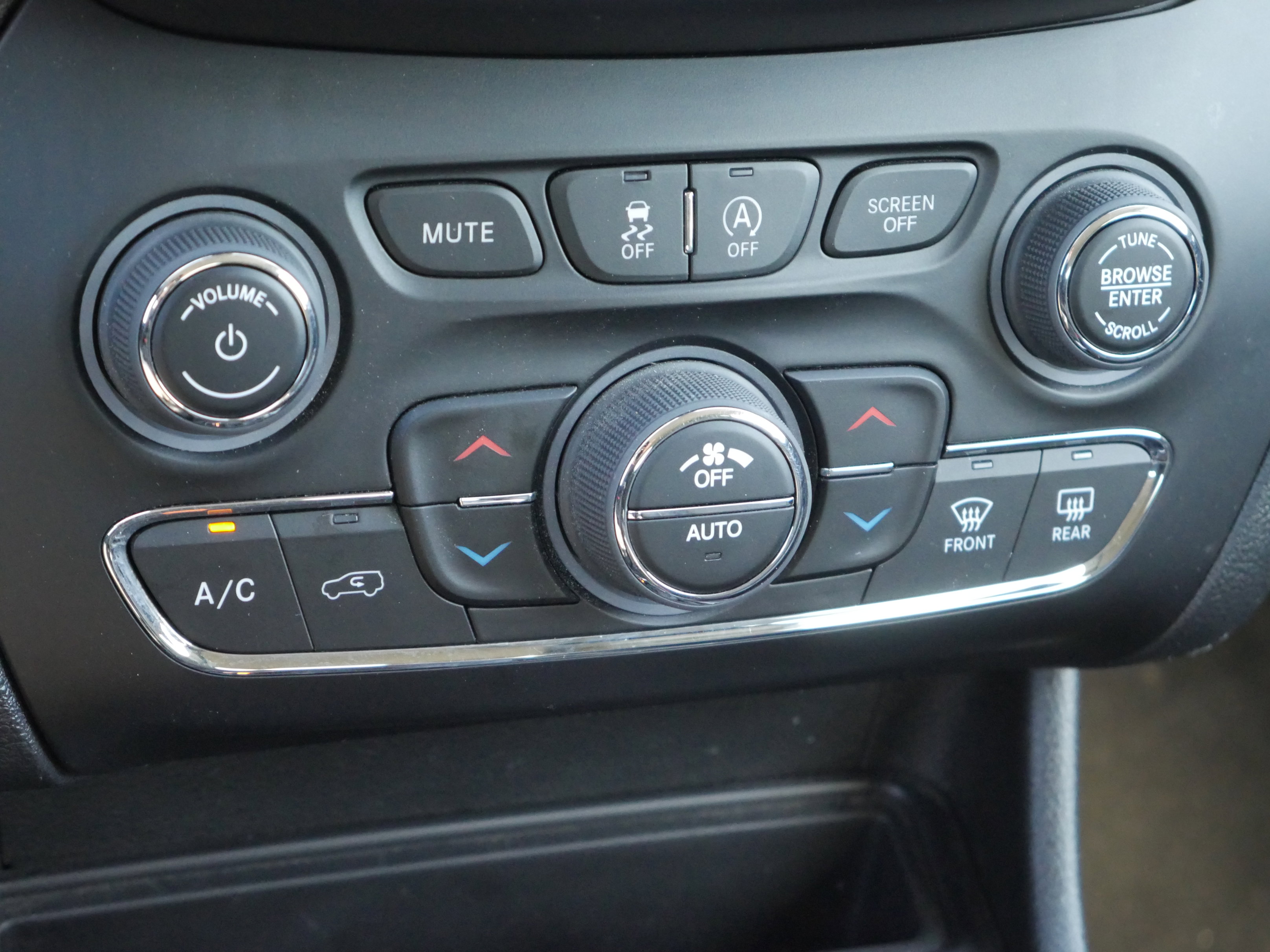 Used 2023 Jeep Cherokee Altitude Lux image 14