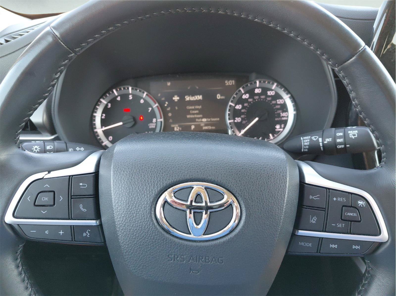 Used 2024 Toyota Highlander LE AWD/4WD image 35