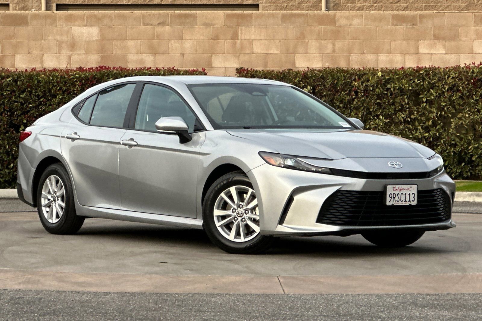 Used 2025 Toyota Camry LE video 2