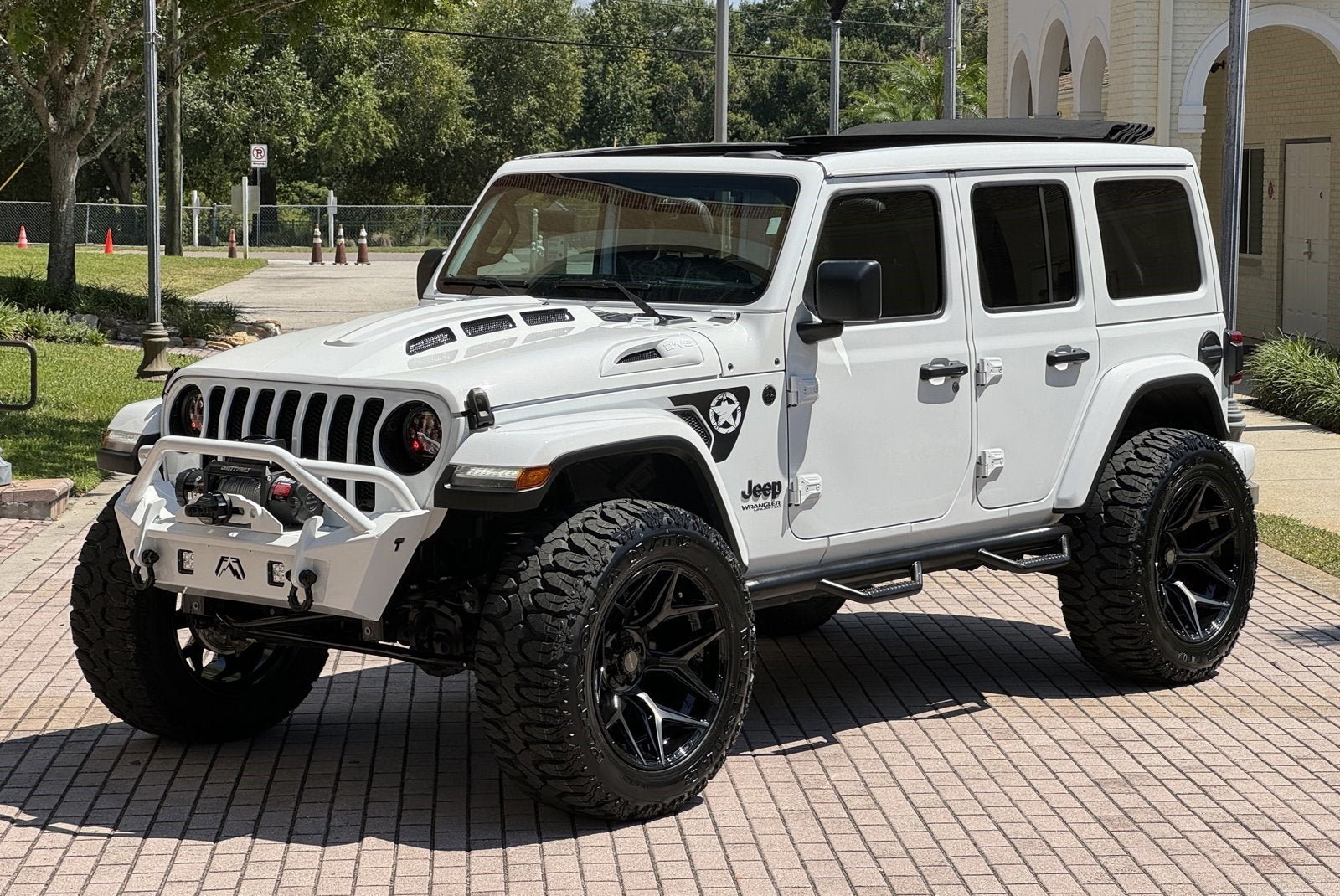 Used 2022 Jeep Wrangler Unlimited Sahara AWD/4WD image 12