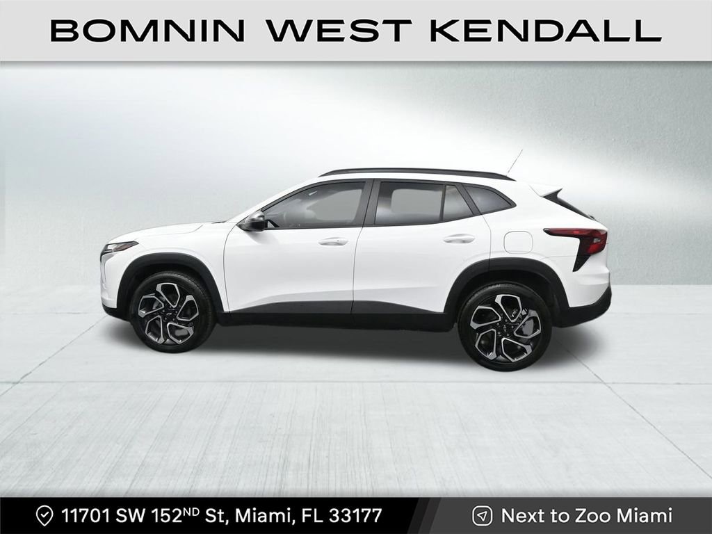 Used 2025 Chevrolet Trax RS w/ Sunroof Package image 2