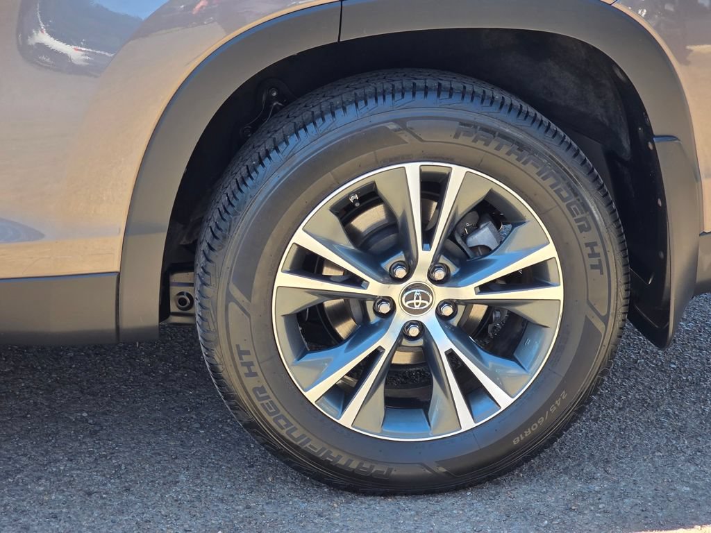 Used 2019 Toyota Highlander LE AWD/4WD image 32