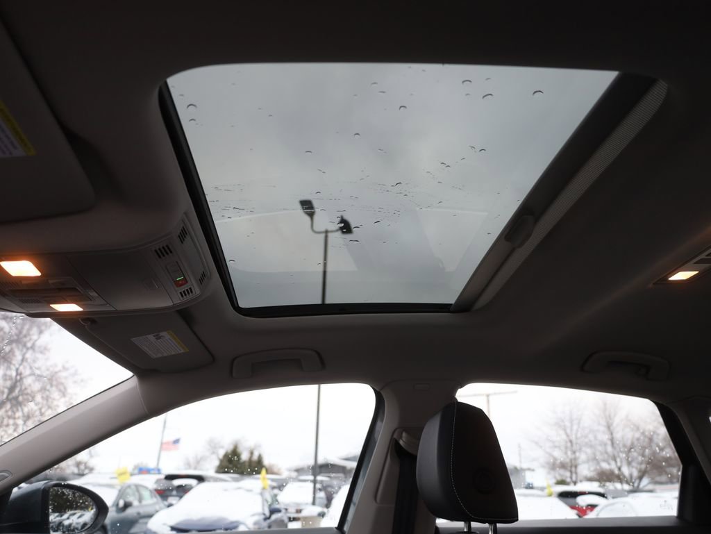 Used 2025 Volkswagen Jetta SE w/ Sunroof Package image 41