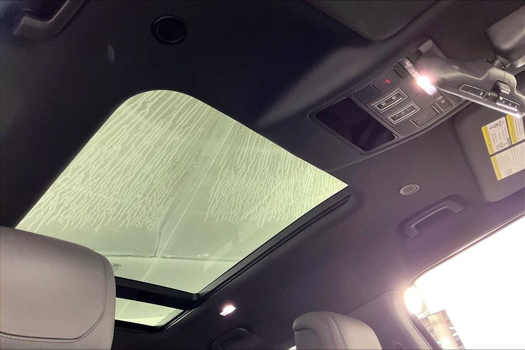 Used 2024 Land Rover Defender 110 V8 image 29