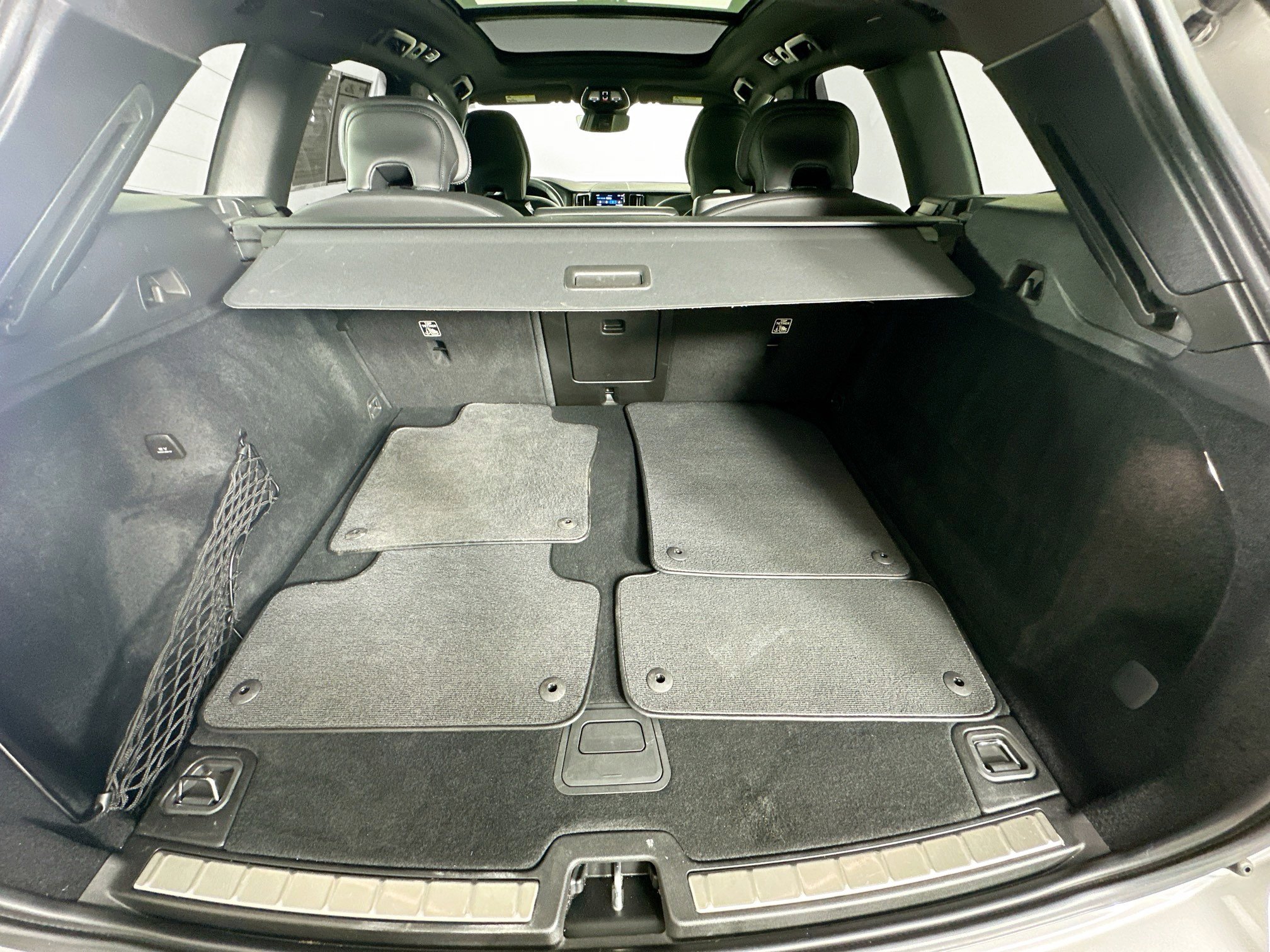 Used 2022 Volvo XC60 T8 R-Design w/ Advanced Package image 32