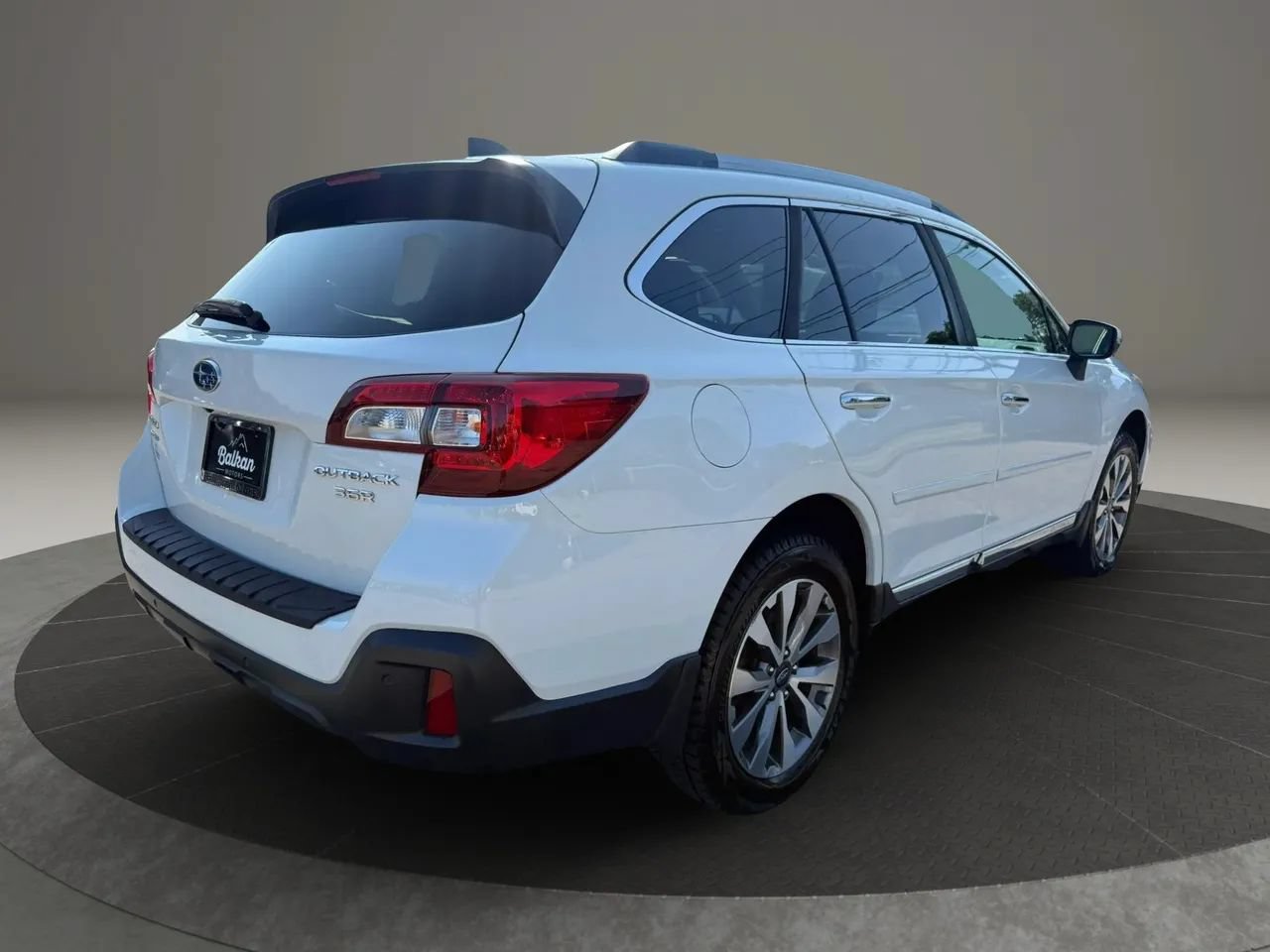 Used 2018 Subaru Outback 3.6R Touring AWD/4WD image 4