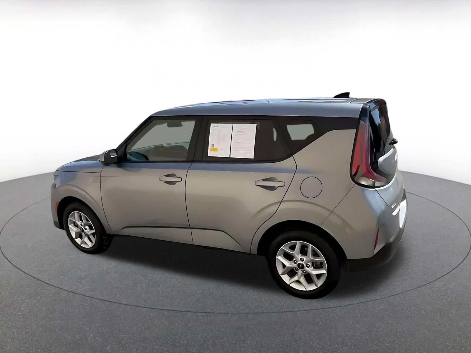 Used 2025 Kia Soul LX w/ LX Technology Package FWD image 9