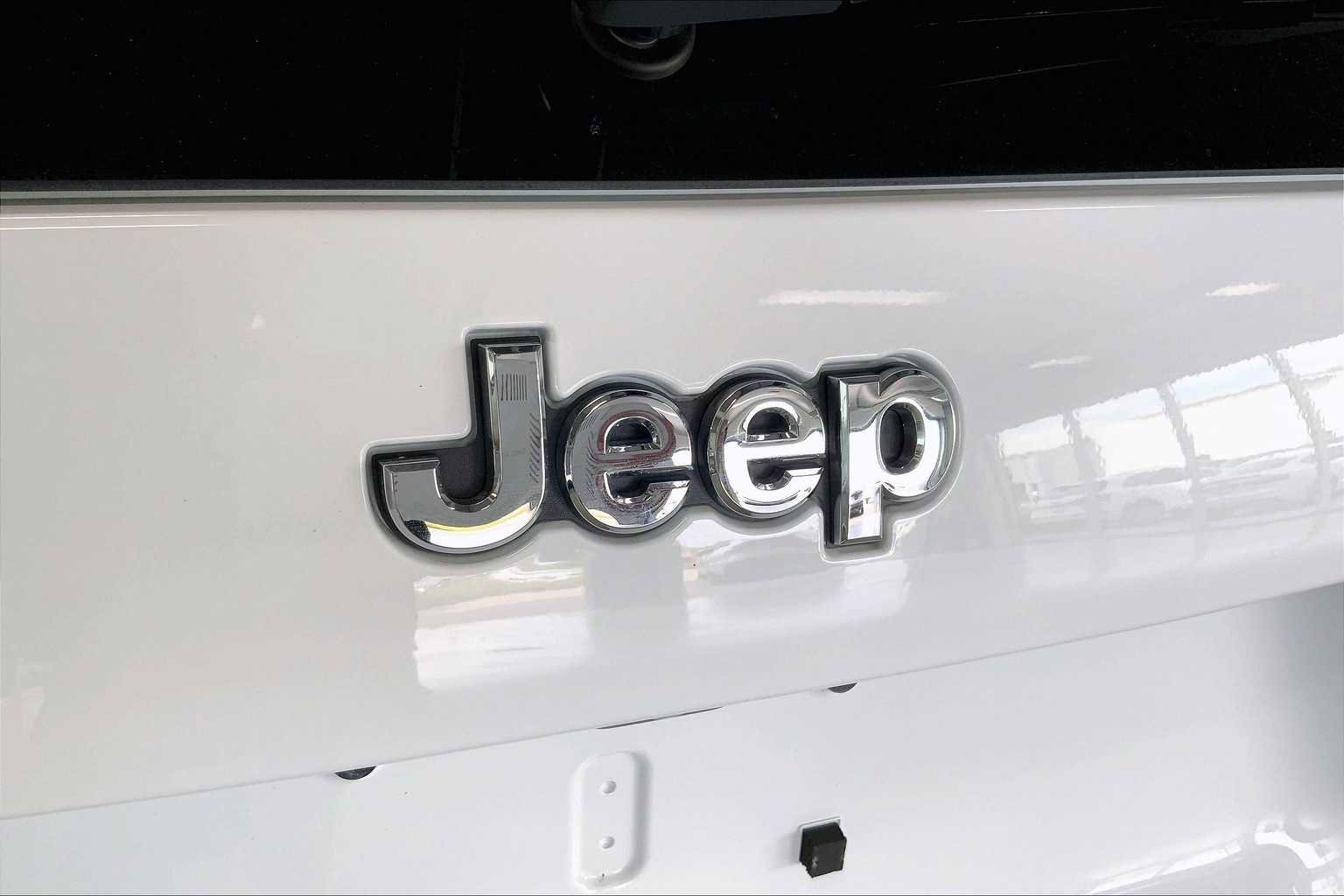 Used 2019 Jeep Cherokee Latitude Plus w/ Cold Weather Group image 7