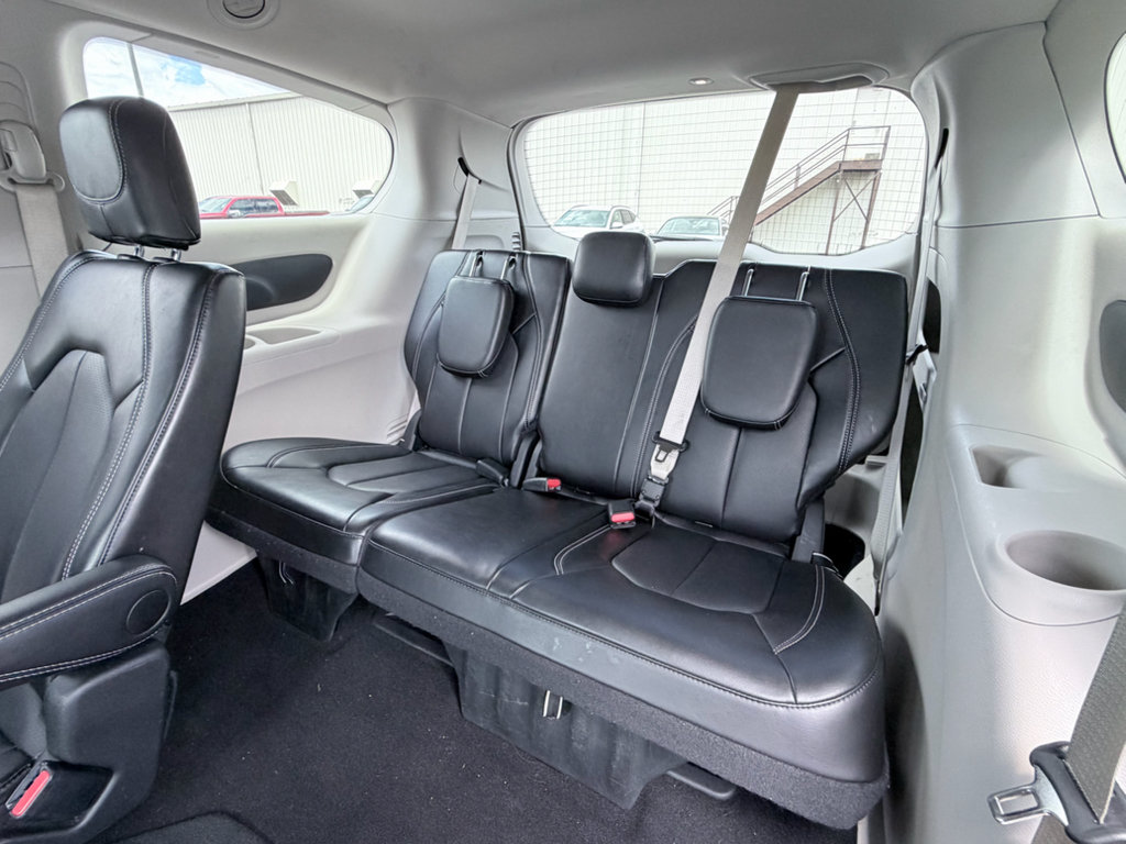 Used 2024 Chrysler Pacifica Touring-L FWD image 27