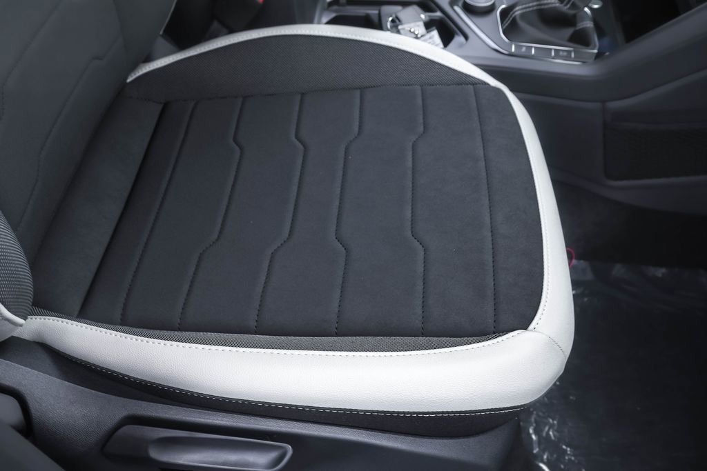 Used 2025 Volkswagen Taos SE image 34