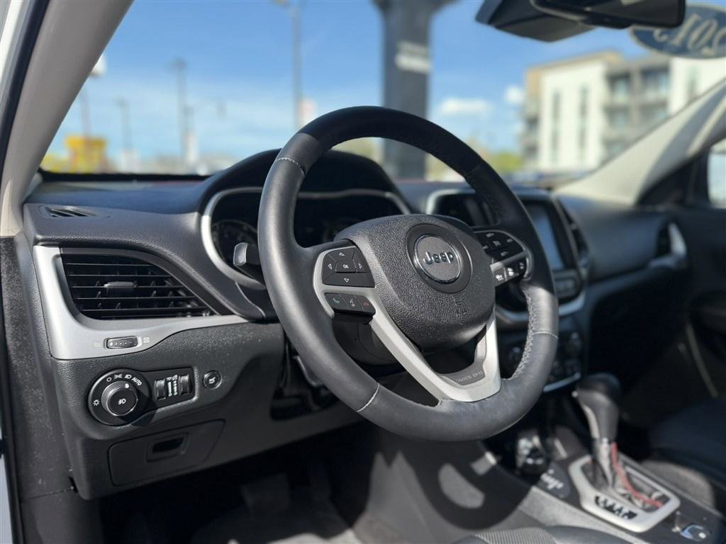 Used 2015 Jeep Cherokee Trailhawk w/ Comfort/Convenience Group image 24