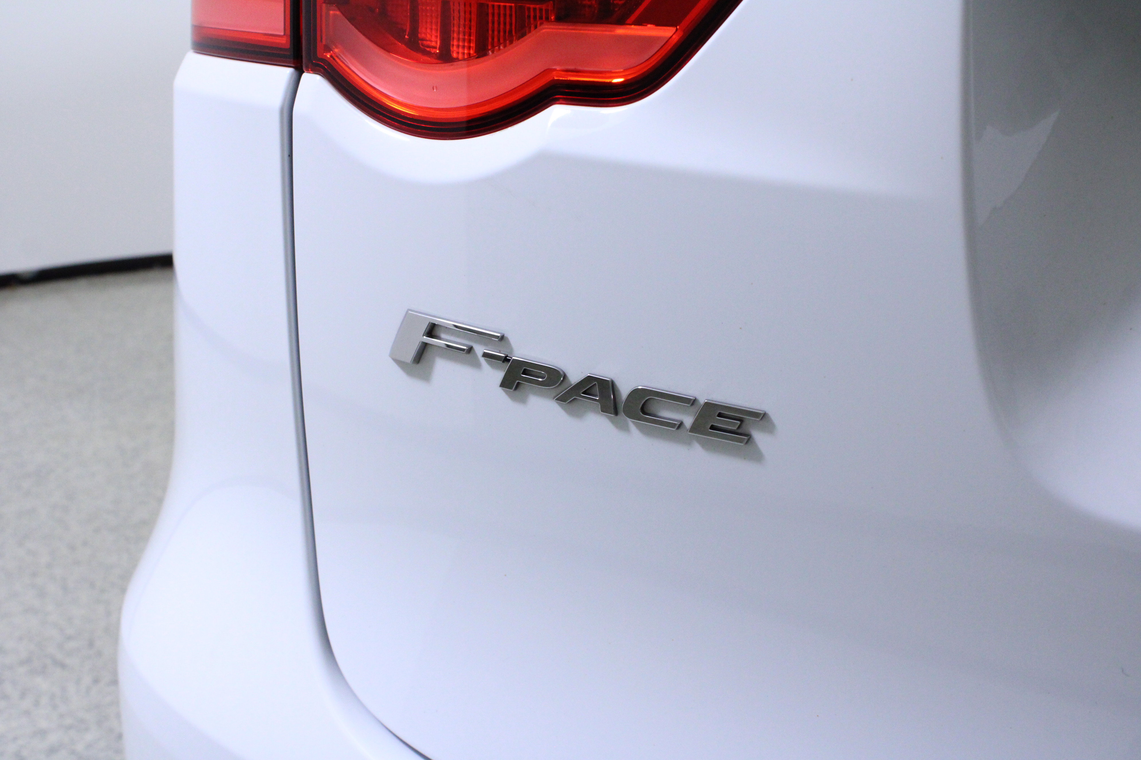 Used 2017 Jaguar F-PACE Prestige image 9