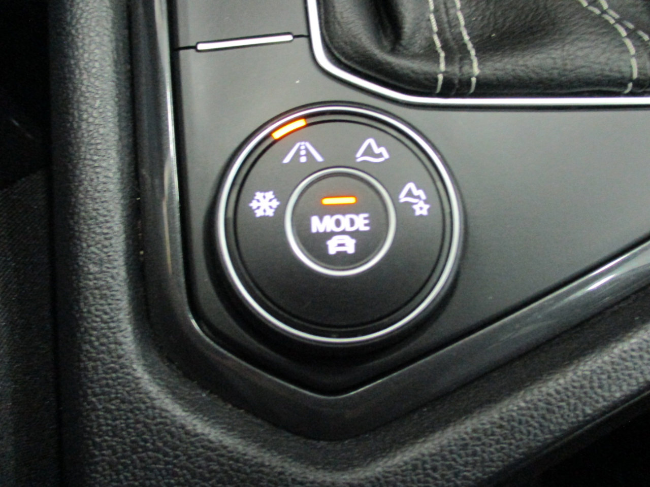 Used 2024 Volkswagen Tiguan SE image 23