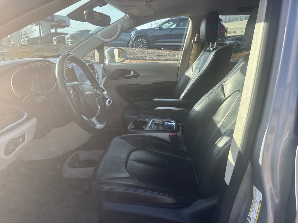Used 2017 Chrysler Pacifica Touring-L Plus w/ Tire & Wheel Group image 11