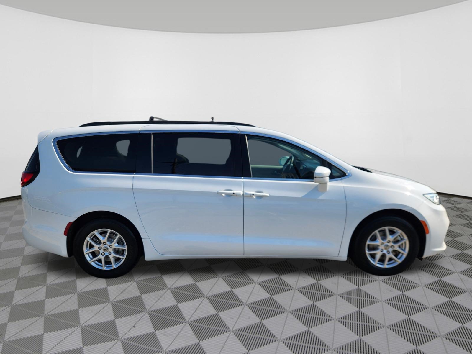 Used 2022 Chrysler Pacifica Touring-L FWD image 6